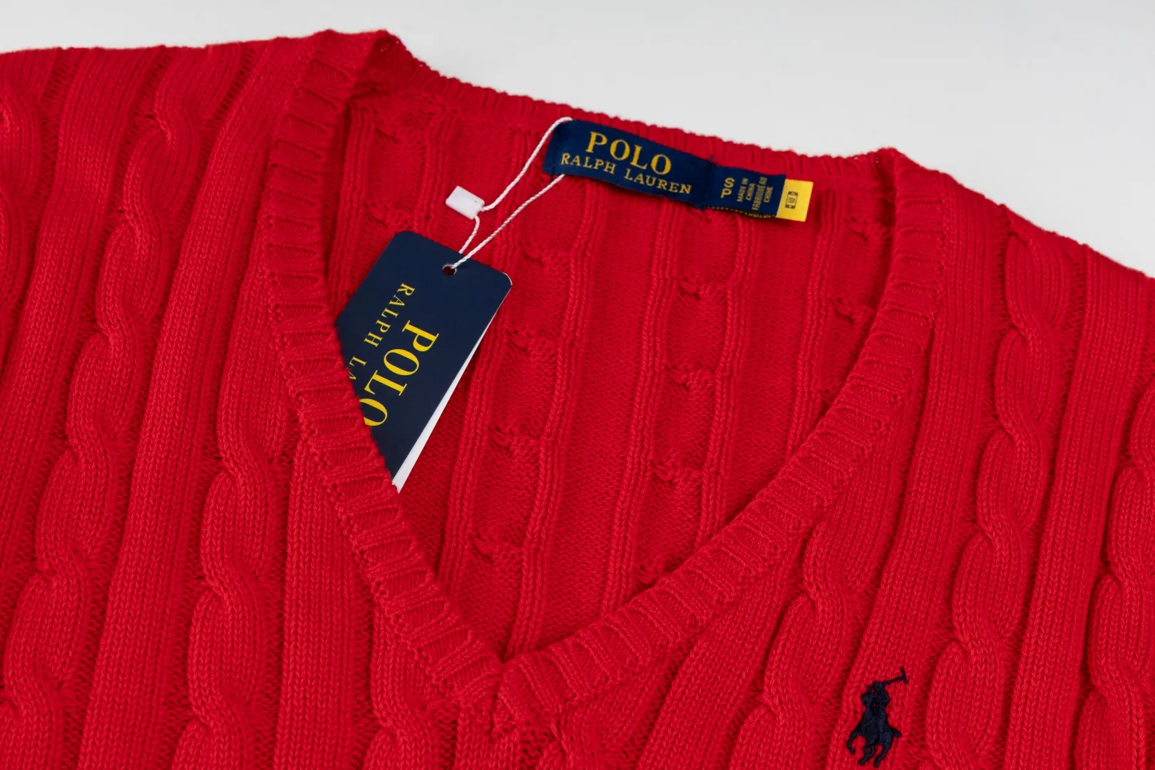 P210 #R90 RALPH LAUREN Thirteen colors of Ralph Lauren classic small label embroidery V-neck pullover cable cardigan sweater women's top, high-density LOGO embroidery on the chest, original customization of tag accessories. Made of pure cotton yarn, pure cotton is skin-friendly and comfortable, small label war horse embroidered twist button V-neck sweater🐎High quality, follow the blogger to learn how to wear it! Let’s buy a Ralph Lauren cable sweater. It’s a super hard-to-find series after it became popular. It’s hard to find one on the official website. It’s simple and practical to wear, with a lazy and loose feel. The thickened fabric has more texture, feels soft and delicate, and has a loose fit. Whether worn alone or layered, you can wear different styles of fashion with just one piece!   Size： Sleeve length: 60/61/62/63